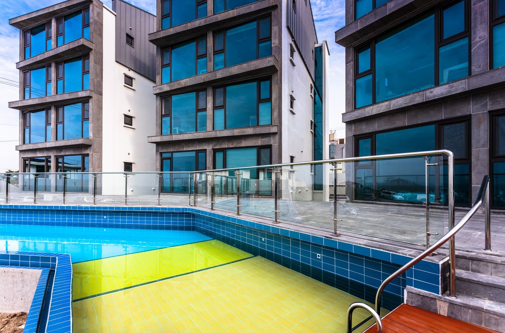 Pool daytime 4